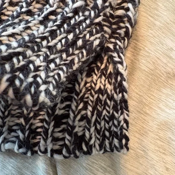 Vero Moda black and white chunky oversized knit turtleneck. Size XS , NWOT - Picture 4 of 6